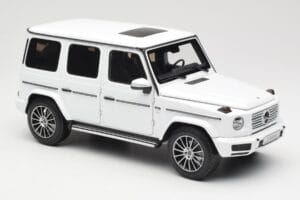 Mercedes G-Class G 500 W463A Diamond White Metallic Minichamps 1:18 113037111 Metal — zdjęcie 6 z 8
