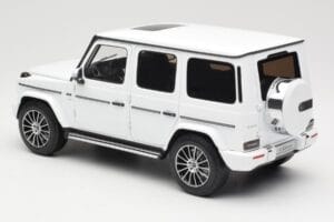 Mercedes G-Class G 500 W463A Diamond White Metallic Minichamps 1:18 113037111 Metal — zdjęcie 7 z 8