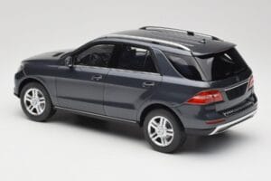Mercedes M-Class W164 Grey Metallic Minichamps 1:18 100030100 Metal — zdjęcie 7 z 8