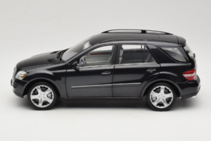 Mercedes ML W164 Obsidian Black Edycja Dealerska Minichamps 1:18 B66962321 Metal — zdjęcie 4 z 8