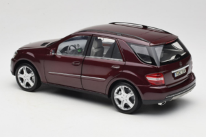 Mercedes ML W164 Red Metallic Minichamps 1:18 150034500 Metal — zdjęcie 7 z 8