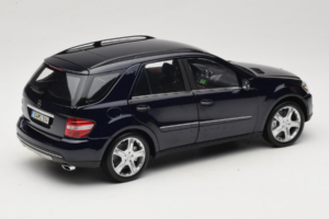 Mercedes ML W164 Tanzanite Blue Edycja Dealerska Minichamps 1:18 B66962322 Metal — zdjęcie 3 z 8