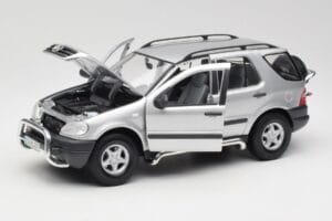 Mercedes ML320 W163 Srebrny Maisto 1:18 50319 Metal — zdjęcie 2 z 8