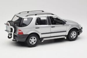 Mercedes ML320 W163 Srebrny Maisto 1:18 50319 Metal — zdjęcie 3 z 8