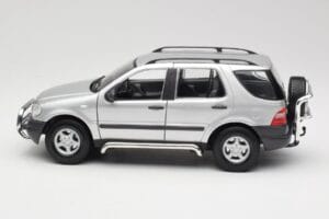 Mercedes ML320 W163 Srebrny Maisto 1:18 50319 Metal — zdjęcie 4 z 8
