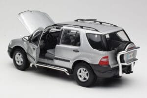 Mercedes ML320 W163 Srebrny Maisto 1:18 50319 Metal — zdjęcie 5 z 8