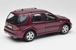 Mercedes ML55 AMG W163 Fioletowy Maisto 1:18 31876 Metal — zdjęcie 3 z 8