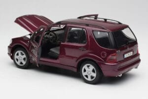 Mercedes ML55 AMG W163 Fioletowy Maisto 1:18 31876 Metal — zdjęcie 5 z 8