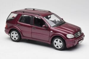 Mercedes ML55 AMG W163 Fioletowy Maisto 1:18 31876 Metal — zdjęcie 6 z 8