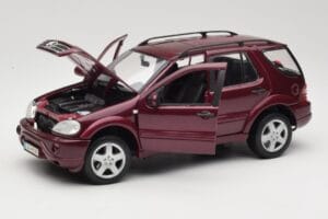 Mercedes ML55 AMG W163 Czerwony Maisto 1:18 50348 Metal — zdjęcie 2 z 8