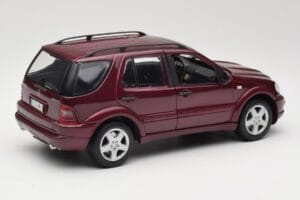 Mercedes ML55 AMG W163 Czerwony Maisto 1:18 50348 Metal — zdjęcie 3 z 8