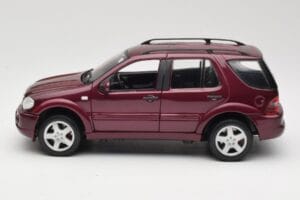 Mercedes ML55 AMG W163 Czerwony Maisto 1:18 50348 Metal — zdjęcie 4 z 8