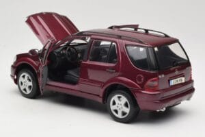 Mercedes ML55 AMG W163 Czerwony Maisto 1:18 50348 Metal — zdjęcie 5 z 8
