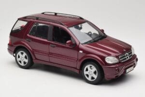 Mercedes ML55 AMG W163 Czerwony Maisto 1:18 50348 Metal — zdjęcie 6 z 8
