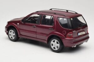 Mercedes ML55 AMG W163 Czerwony Maisto 1:18 50348 Metal — zdjęcie 7 z 8