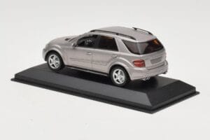Mercedes ML63 AMG W164 Szary Metallic Minichamps 1:43 400034570 Metal — zdjęcie 3 z 4