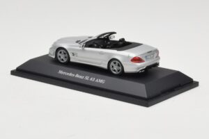 Mercedes SL 63 AMG R230 Silver Metallic Minichamps 1:43 B66960018 Metal — zdjęcie 3 z 4