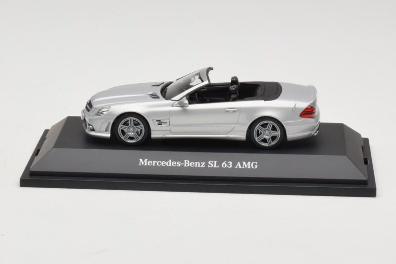 Mercedes SL 63 AMG R230 Silver Metallic Minichamps 1:43 B66960018 Metal