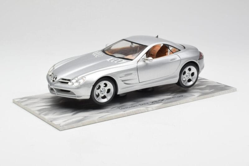 Mercedes SLR Vision Srebrny Limitowana Edycja Z Aluminiową Podstawką Bburago 1:18 B66962102 Metal