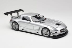 Mercedes SLS AMG GT3 C197 Street Srebrny Minichamps 1:18 151113100 Metal — zdjęcie 4 z 6