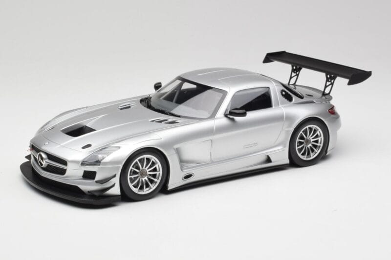 Mercedes SLS AMG GT3 C197 Street Srebrny Minichamps 1:18 151113100 Metal