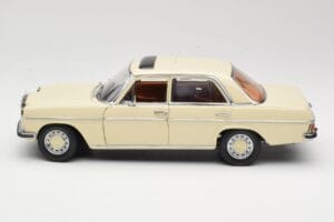Mercedes W115 Strich 8 Kremowy Sun Star 1:18 4581 Metal — zdjęcie 4 z 8