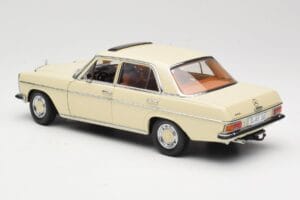 Mercedes W115 Strich 8 Kremowy Sun Star 1:18 4581 Metal — zdjęcie 7 z 8
