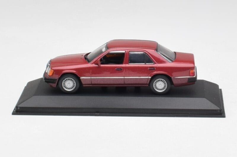 Mercedes 300D W124 Czerwony Minichamps 1:43 3209 Metal