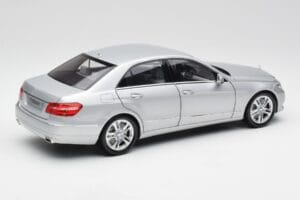 Mercedes E-Class W212 Avantgarde Iridium Srebrny Wydanie 2 Minichamps 1:18 B66960212-D2 Metal — zdjęcie 3 z 11