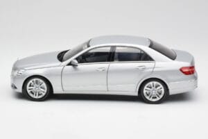 Mercedes E-Class W212 Avantgarde Iridium Srebrny Wydanie 2 Minichamps 1:18 B66960212-D2 Metal — zdjęcie 4 z 11