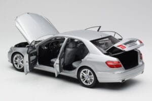 Mercedes E-Class W212 Avantgarde Iridium Srebrny Wydanie 2 Minichamps 1:18 B66960212-D2 Metal — zdjęcie 5 z 11
