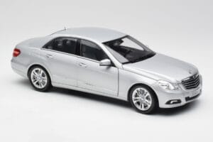 Mercedes E-Class W212 Avantgarde Iridium Srebrny Wydanie 2 Minichamps 1:18 B66960212-D2 Metal — zdjęcie 6 z 11