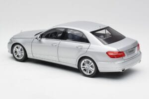 Mercedes E-Class W212 Avantgarde Iridium Srebrny Wydanie 2 Minichamps 1:18 B66960212-D2 Metal — zdjęcie 7 z 11