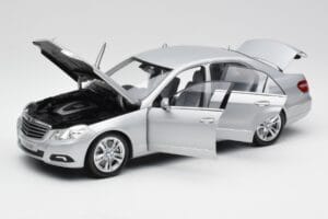 Mercedes E-Class W212 Avantgarde Iridium Srebrny Wydanie 1 Minichamps 1:18 B66960212-D1 Metal — zdjęcie 2 z 11