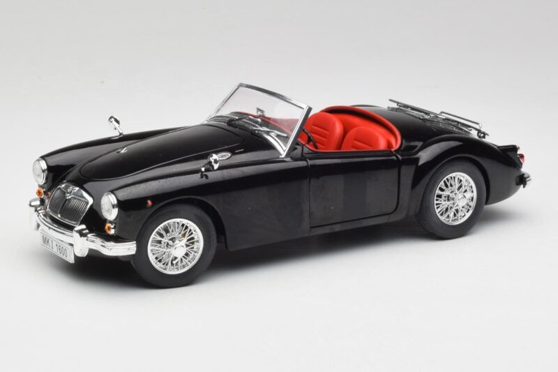 MGA English Roadster Czarny Revell 1:18 84559091 Metal