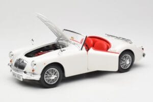 MGA Roadster Old English White Revell 1:18 08455 Metal — zdjęcie 2 z 8