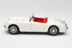 MGA Roadster Old English White Revell 1:18 08455 Metal — zdjęcie 4 z 8