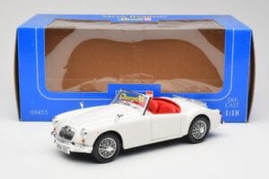 MGA Roadster Old English White Revell 1:18 08455 Metal — zdjęcie 8 z 8
