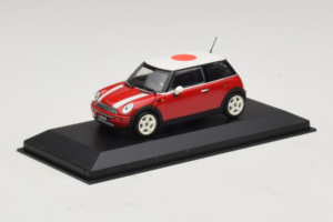 Mini Cooper Czerwony z Flagą Japonii Minichamps 1:43 80420309024-R1 Metal — zdjęcie 2 z 5