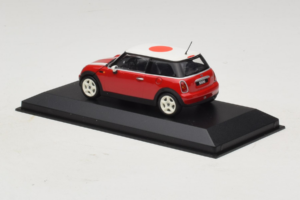 Mini Cooper Czerwony z Flagą Japonii Minichamps 1:43 80420309024-R1 Metal — zdjęcie 3 z 5