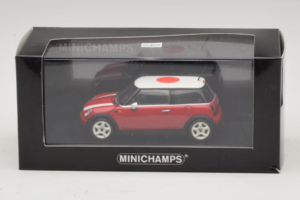 Mini Cooper Czerwony z Flagą Japonii Minichamps 1:43 80420309024-R1 Metal — zdjęcie 5 z 5