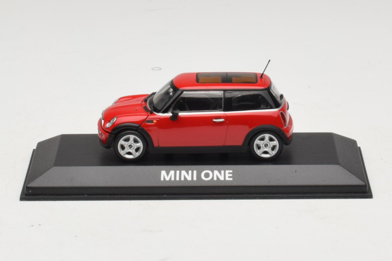 Mini Cooper Czerwony Minichamps 1:43 MINI010 Metal