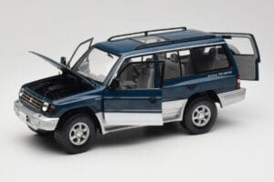 Mitsubishi Pajero V20 LWB Niebieski i Srebrny Sun Star 1:18 1212 Metal — zdjęcie 2 z 8
