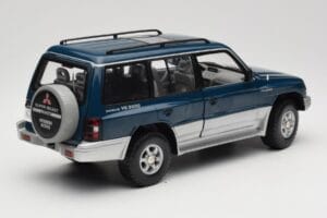 Mitsubishi Pajero V20 LWB Niebieski i Srebrny Sun Star 1:18 1212 Metal — zdjęcie 3 z 8