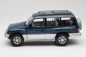 Mitsubishi Pajero V20 LWB Niebieski i Srebrny Sun Star 1:18 1212 Metal — zdjęcie 4 z 8