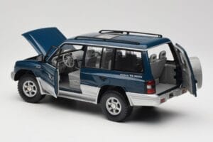 Mitsubishi Pajero V20 LWB Niebieski i Srebrny Sun Star 1:18 1212 Metal — zdjęcie 5 z 8