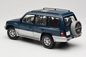 Mitsubishi Pajero V20 LWB Niebieski i Srebrny Sun Star 1:18 1212 Metal — zdjęcie 7 z 8