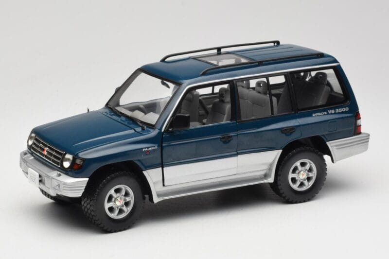 Mitsubishi Pajero V20 LWB Niebieski i Srebrny Sun Star 1:18 1212 Metal