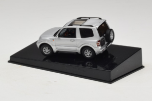 Mitsubishi Pajero SWB Srebrny AUTOart 1:43 57113 Metal — zdjęcie 3 z 4