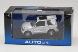 Mitsubishi Pajero SWB Srebrny AUTOart 1:43 57113 Metal — zdjęcie 4 z 4